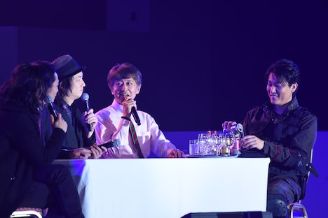 粛々と酒の用意をする俊藤光利（右）。