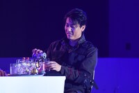 粛々と酒の用意をする俊藤光利。