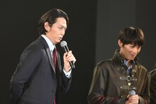 「志藤真を演じてみたい」と話したことから、「狩り、開始」という志藤のセリフを言うよう求められるも、ピンと来ていない様子の姜暢雄（左）。
