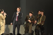 ピンと来ていないまま志藤真の「狩り、開始」というセリフを再現し、共演陣から笑われる姜暢雄（左から2番目）。
