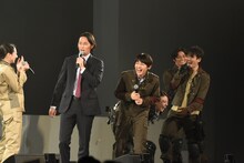 ピンと来ていないまま志藤真の「狩り、開始」というセリフを再現し、共演陣から笑われる姜暢雄（左から2番目）。
