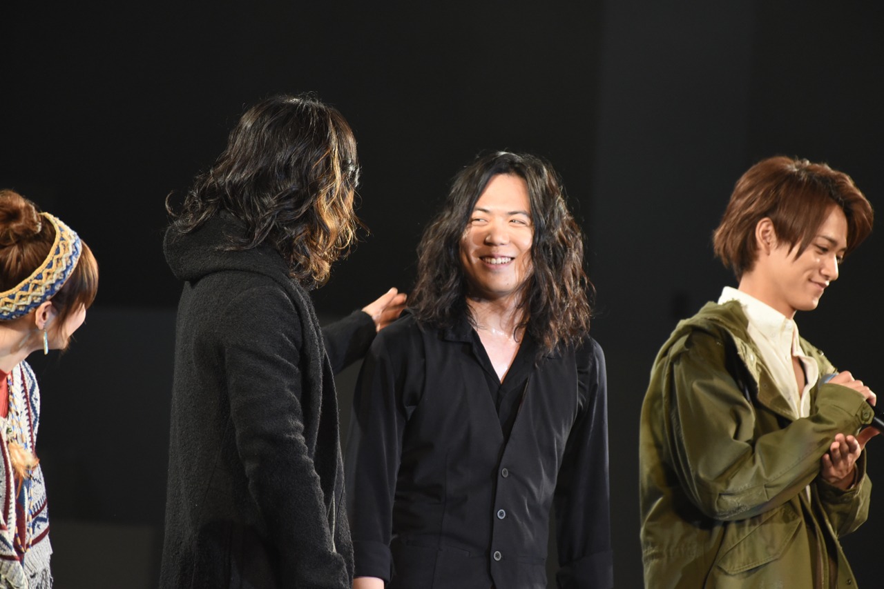 鷹山仁風のヘアスタイルにしてきたという小林太郎（中央右）。