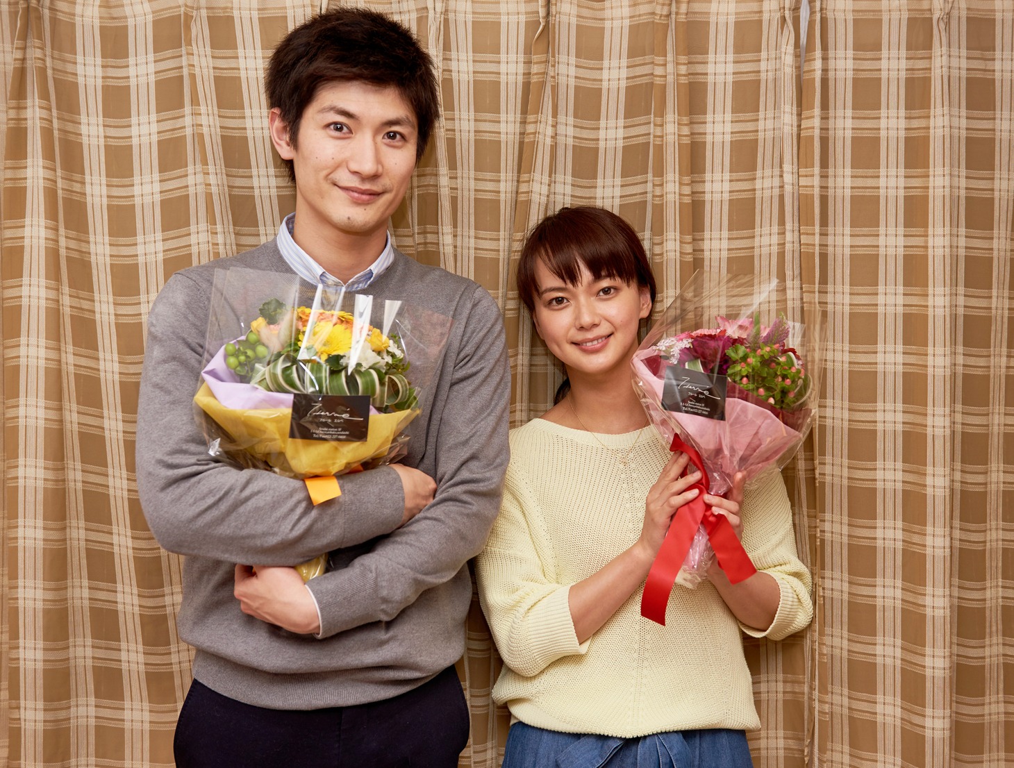左から三浦春馬、多部未華子。