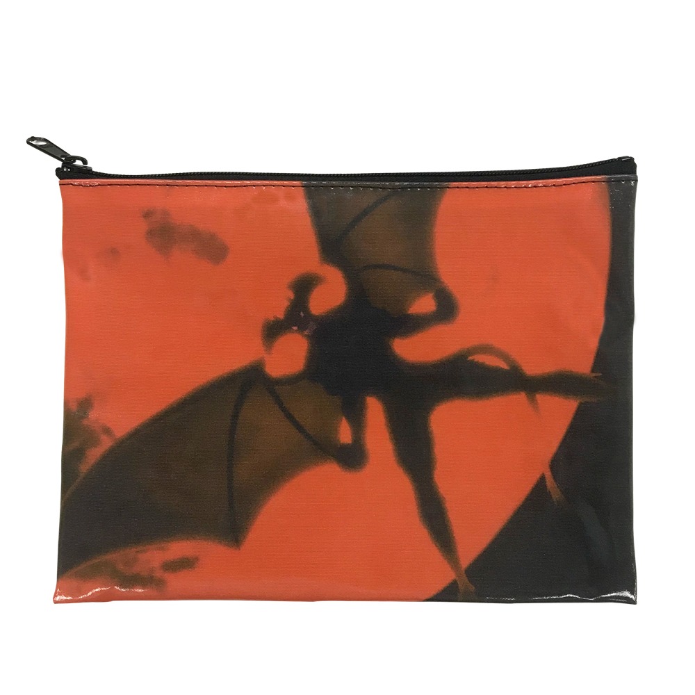 「DEVILMAN crybaby SABBATH SHIBUYA」で販売されるポーチの表面。（1620円）