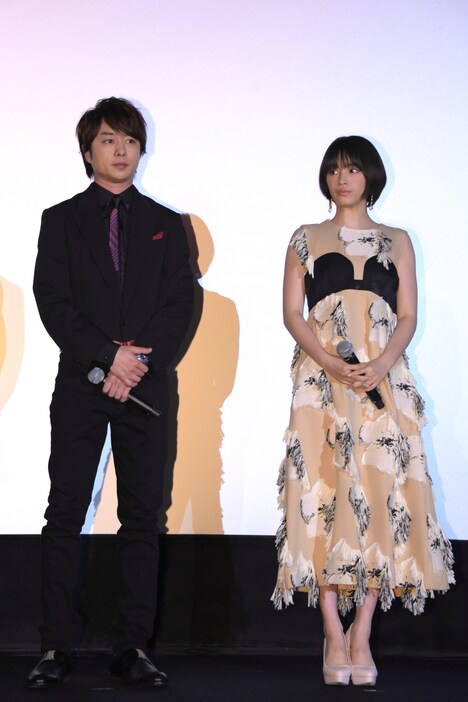 左から櫻井翔、広瀬すず。