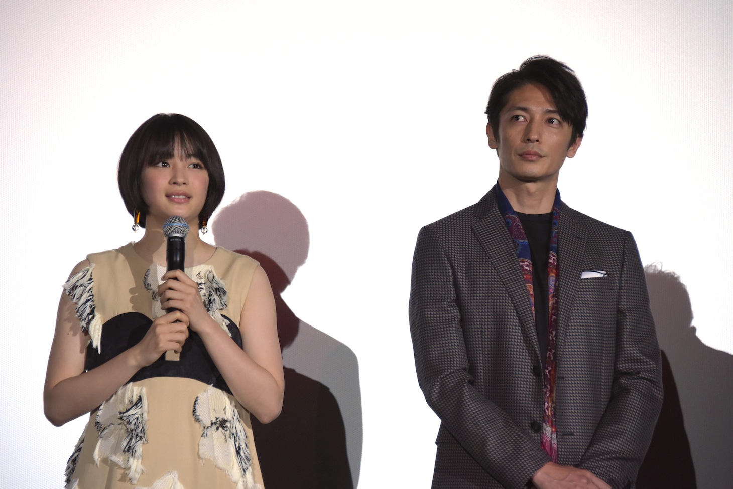 左から広瀬すず、玉木宏。