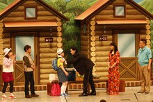 菅田将暉と土屋太鳳が出演した吉本新喜劇の様子。