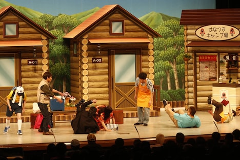 菅田将暉と土屋太鳳が出演した吉本新喜劇の様子。