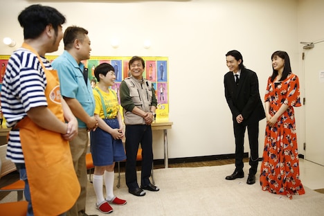 吉本新喜劇のメンバーに挨拶する菅田将暉と土屋太鳳。