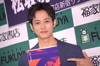 「妄想・松坂桃李2」をアピールする松坂桃李。