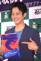「妄想・松坂桃李2」をアピールする松坂桃李。