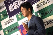 「妄想・松坂桃李2」をカメラに向ける松坂桃李。