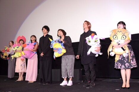 「デジモンアドベンチャー tri. 第6章『ぼくらの未来』」初日舞台挨拶にて、左から田村睦心、吉田仁美、三森すずこ、細谷佳正、山口眞弓、池田純矢、荒川美穂。