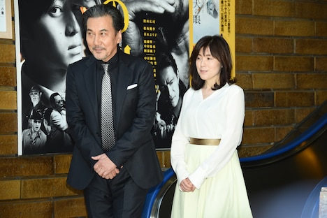 エスカレーターを降りてセレモニー会場へ到着した役所広司（左）と柚月裕子（右）。