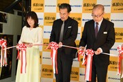 左から柚月裕子、役所広司、紀伊国屋書店 新宿本店店長の西根徹。