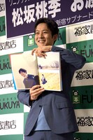 お気に入りのカットを見せる松坂桃李。