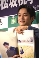 お気に入りのカットを見せる松坂桃李。