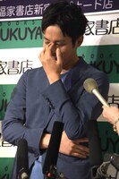 質問に対して考え込む松坂桃李。