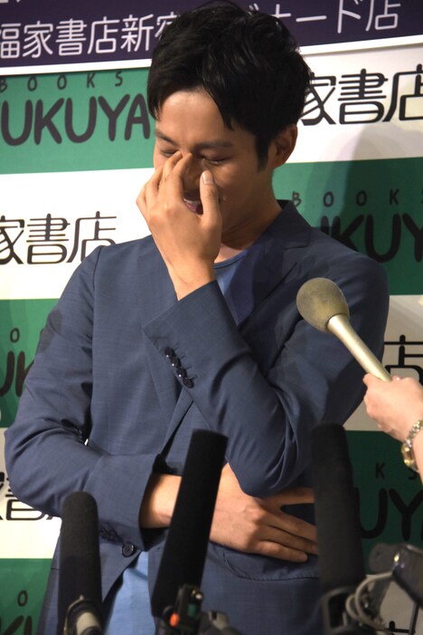 質問に対して考え込む松坂桃李。