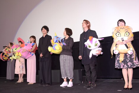 「デジモンアドベンチャー tri. 第6章『ぼくらの未来』」初日舞台挨拶にて、左から田村睦心、吉田仁美、三森すずこ、細谷佳正、山口眞弓、池田純矢、荒川美穂。