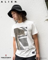 エイリアン“YOU ADMIRE IT”Tシャツ（バニラホワイト / 4860円）