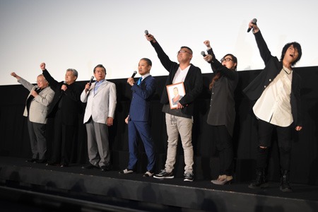「機動戦士ガンダム THE ORIGIN 誕生 赤い彗星」上映記念2日目舞台挨拶にて、「ジークジオン！」と会場とのコール＆レスポンスをする様子。