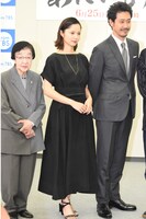 左から石井ふく子、宮崎あおい、大泉洋。