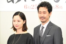 左から宮崎あおい、大泉洋。