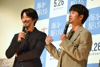 インドネシア流の食べ方を説明する太賀（右）。