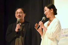 左から深田晃司、鶴田真由。