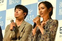 左から太賀、阿部純子。