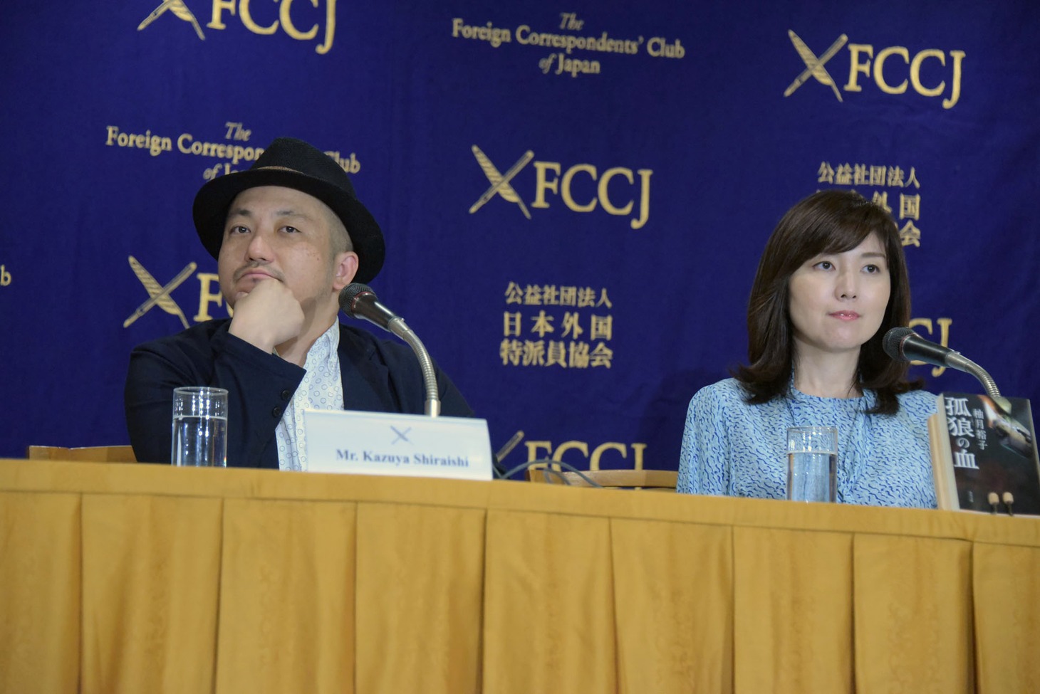 左から白石和彌、柚月裕子。
