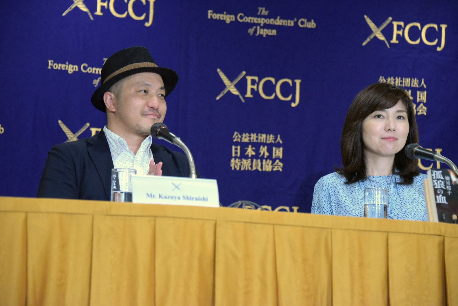 左から白石和彌、柚月裕子。