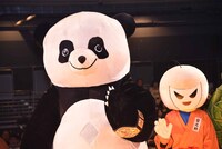 優勝したアンドレザ・ジャイアントパンダ（左）とフルーツ忍者ハルナ 梨之助（右）。