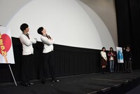 2択クイズに挑戦する登壇者ら。