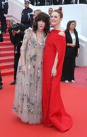 左からイザベル・アジャーニ、ジュリアン・ムーア。（写真提供：DAVID SILPA / UPI / Newscom / ゼータ イメージ）