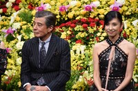 左から舘ひろし、黒木瞳。