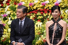 左から舘ひろし、黒木瞳。