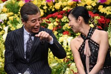 左から舘ひろし、黒木瞳。