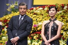 左から舘ひろし、黒木瞳。