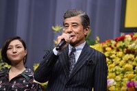 舘ひろし（右）