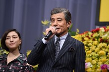 舘ひろし（右）