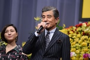 舘ひろし(右)