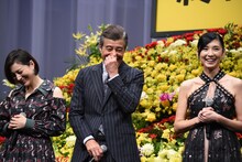 左から広末涼子、舘ひろし、黒木瞳。