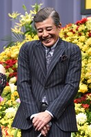 広末涼子に「あぶない刑事」ファンだったと告白され、照れる舘ひろし。