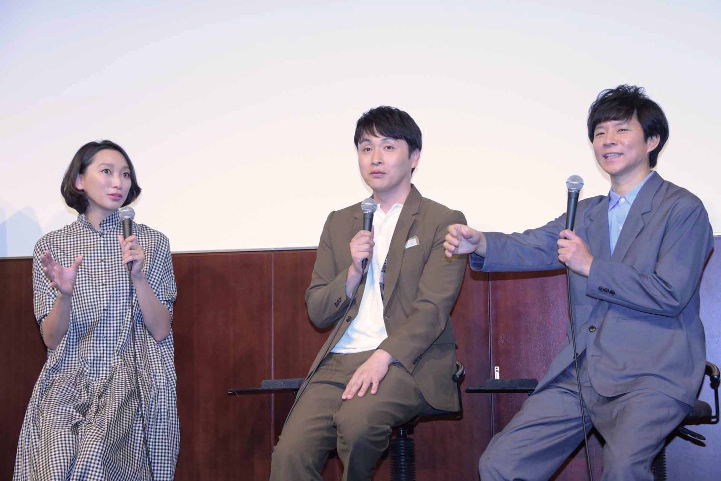 左から杏、児嶋一哉、渡部建。