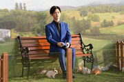 ウサギに囲まれながら質問に答える千葉雄大。