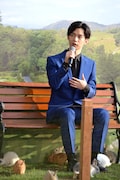 ウサギに囲まれながら質問に答える千葉雄大。