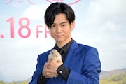 「ピーターラビット」イベントにて、ウサギを抱く千葉雄大。