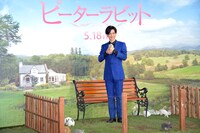 ウサギを抱く千葉雄大。